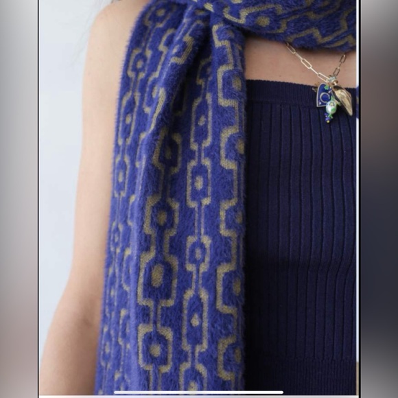 Scarf it up! - Picture 2 of 4